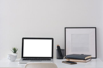 Fototapeta premium Blank laptop screen displayed on a minimal home office desk for a digital mockup.