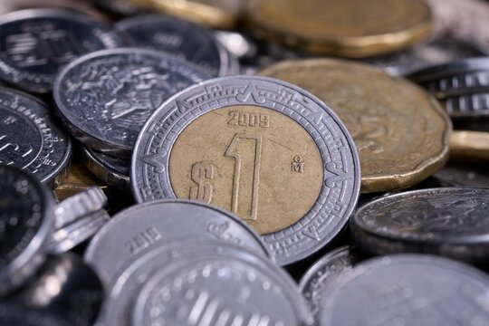 Econom&iacute;a mexicana y finanzas, primer plano de monedas de peso mexicano