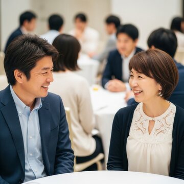 お見合いパーティーに参加してテーブルで話す男女