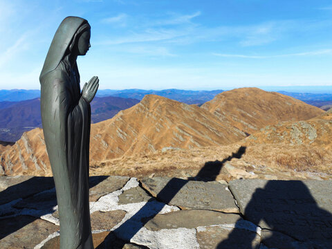 Monte Marmagna, Parma, Italy, 07/12/2018 Description:  Silhouette of the Madonna statue on the summit of Monte Marmagna