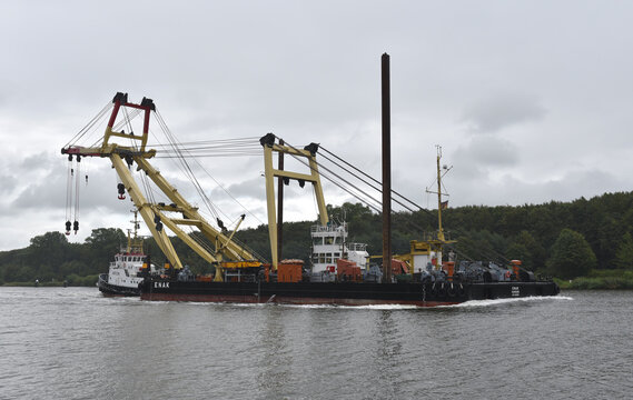 Bergungskran und Schwimmkran ENAK im Nord-Ostsee-Kanal