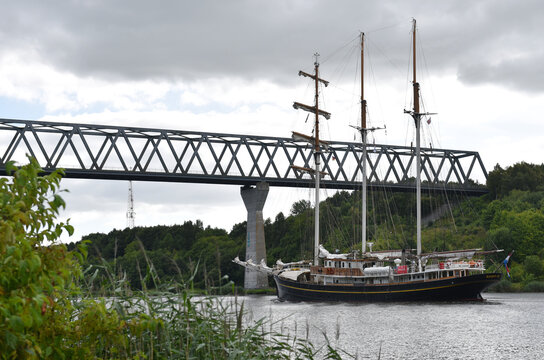 Dreimast-Toppsegelschoner GULDEN LEEUW vor der Gr&uuml;nentaler Hochbr&uuml;cke am Nord-Ostsee-Kanal 