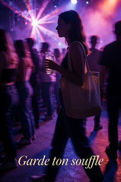 Garde ton souffle - Young woman walking through a crowded nightclub with a drink and tote bag, purple and pink stage lighting, atmospheric party scene