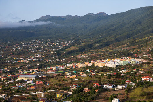 Vista a&eacute;rea y panor&aacute;mica de las casas y cultivos del municipio de Bre&ntilde;a Alta asentados en las verdes laderas bajo las cumbres volc&aacute;nicas de La Palma, Canarias.