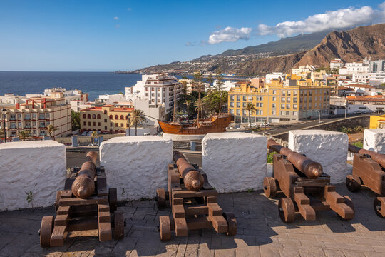 Bater&iacute;a de ca&ntilde;ones antiguos en el Castillo de la Virgen con vistas al Barco de la Virgen, la ciudad y el oc&eacute;ano en Santa Cruz de La Palma.