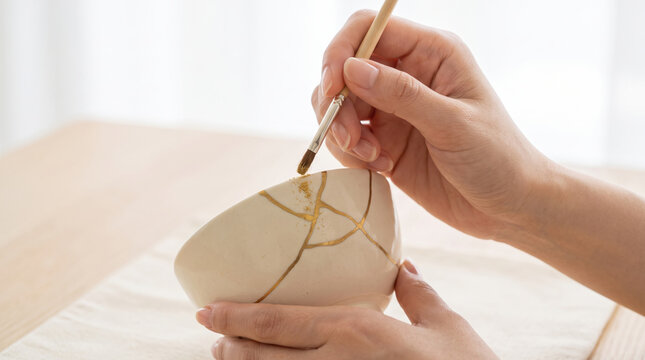 金継ぎの技法で割れた器を修復する職人の手元