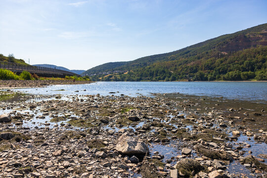 Der Rhein f&uuml;hrt nach langer D&uuml;rrephase extremes Niedrigwasser zwischen Mainz und Koblenz. 