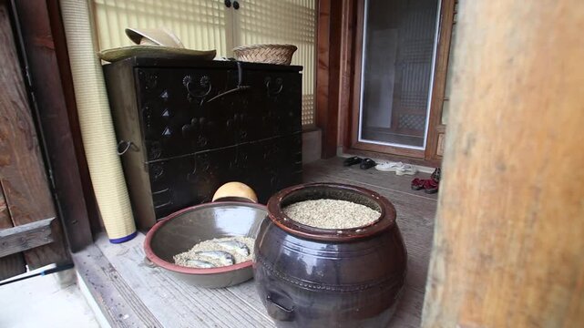 Korea barley dried yellow croaker bori gulbi earthenware crock pot seafood ingredient 생선 전통 보리굴비 굴비 항아리 옹기 보리 쌀 보관 숙성 건어물 수산물 한식 식재료