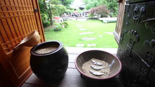 Korea barley dried yellow croaker bori gulbi earthenware crock pot seafood ingredient 생선 전통 보리굴비 굴비 항아리 옹기 보리 쌀 보관 숙성 건어물 수산물 한식 식재료