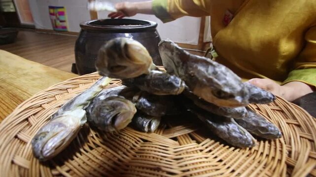 Korea barley dried yellow croaker bori gulbi earthenware crock pot seafood ingredient 생선 전통 보리굴비 굴비 항아리 옹기 보리 쌀 보관 숙성 건어물 수산물 한식 식재료