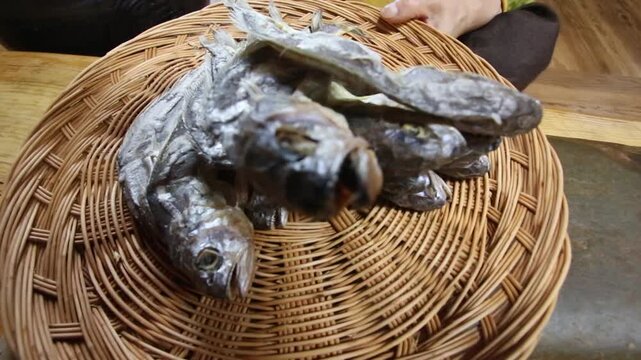 Korea barley dried yellow croaker bori gulbi earthenware crock pot seafood ingredient 생선 전통 보리굴비 굴비 항아리 옹기 보리 쌀 보관 숙성 건어물 수산물 한식 식재료