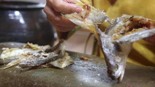 Korea barley dried yellow croaker bori gulbi earthenware crock pot seafood ingredient 생선 전통 보리굴비 굴비 항아리 옹기 보리 쌀 보관 숙성 건어물 수산물 한식 식재료