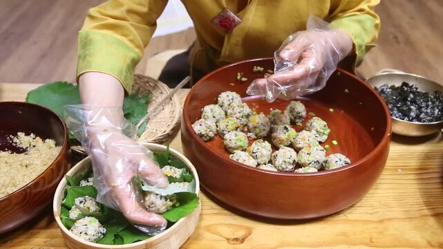 Korea barley rice ball jumeokbap barley grain perilla leaf making rice balls hand hands cooking preparation Korea 한국 보리밥 주먹밥 보리쌀 깻잎 쌈주먹밥 손 만들기 조리과정 주방 식재료 한식 전통음식
