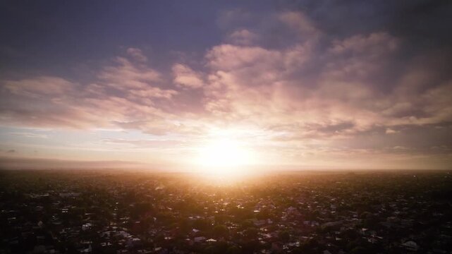 video 4K hermoso cielo al atardecer con sol y nubes, hora dorada