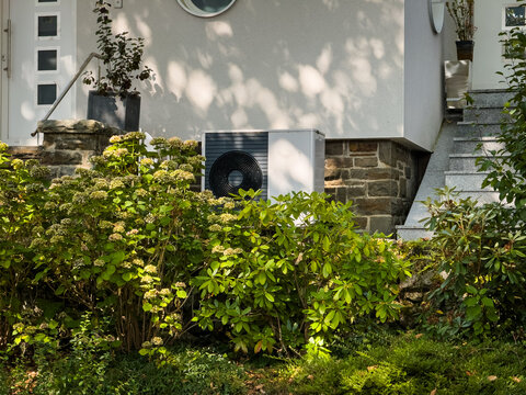 Eine W&auml;rmepumpe im Vorgarten eines Einfamilienhaus in Wuppertal, Deutschland