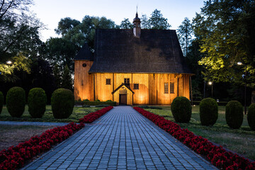 Sanktuarium Matki Bożej Miłosierdzia w Popowicach woj, łódzkie w nocnym świetle lamp © kubikactive