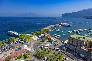 Malowniczy widok z lotu ptaka na port i przystań Marina Piccola w kurorcie Sorrento na Półwyspie Sorrentyńskim, region Kampania, Włochy © Grzegorz