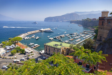 Malowniczy widok z lotu ptaka na port i przystań Marina Piccola w kurorcie Sorrento na Półwyspie Sorrentyńskim, region Kampania, Włochy © Grzegorz