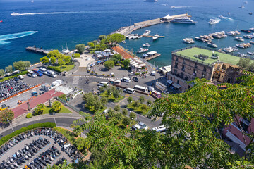 Malowniczy widok z lotu ptaka na port i przystań Marina Piccola w kurorcie Sorrento na Półwyspie Sorrentyńskim, region Kampania, Włochy © Grzegorz