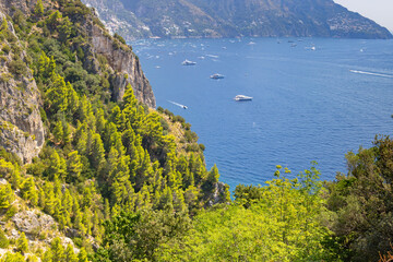 Malowniczy widok z lotu ptaka na słynne Wybrzeże Amalfi (Costiera Amalfitana) z miasteczkiem Positano w tle, region Kampania, Włochy © Grzegorz