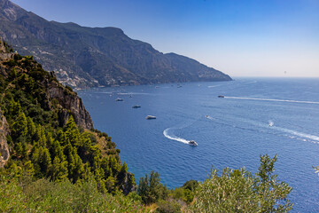 Malowniczy widok z lotu ptaka na słynne Wybrzeże Amalfi (Costiera Amalfitana) z miasteczkiem Positano w tle, region Kampania, Włochy © Grzegorz
