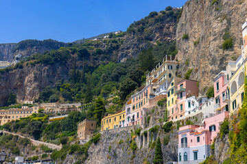 Malowniczy krajobraz nadmorski przedstawiający słynny kurort Amalfi na Wybrzeżu Amalfi, region Kampania, Włochy © Grzegorz
