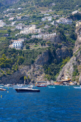 Malowniczy widok z lotu ptaka na słynne Wybrzeże Amalfi (Costiera Amalfitana) z miasteczkiem Positano w tle, region Kampania, Włochy © Grzegorz