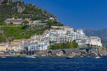 Malowniczy krajobraz nadmorski przedstawiający słynny kurort Amalfi na Wybrzeżu Amalfi, region Kampania, Włochy © Grzegorz
