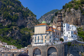 Malowniczy widok na zabytkową kolegiatę Santa Maria Maddalena w nadmorskiej wiosce Atrani na Wybrzeżu Amalfi, region Kampania, Włochy. © Grzegorz