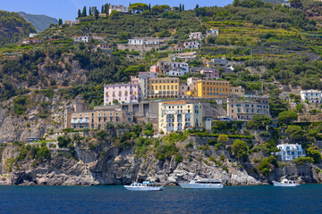 Malowniczy krajobraz nadmorski przedstawiający słynny kurort Amalfi na Wybrzeżu Amalfi, region Kampania, Włochy © Grzegorz