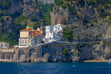 Malowniczy krajobraz nadmorski przedstawiający słynny kurort Amalfi na Wybrzeżu Amalfi, region Kampania, Włochy © Grzegorz