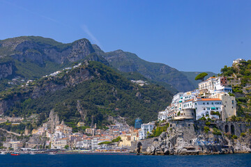 Malowniczy krajobraz nadmorski przedstawiający słynny kurort Amalfi na Wybrzeżu Amalfi, region Kampania, Włochy © Grzegorz