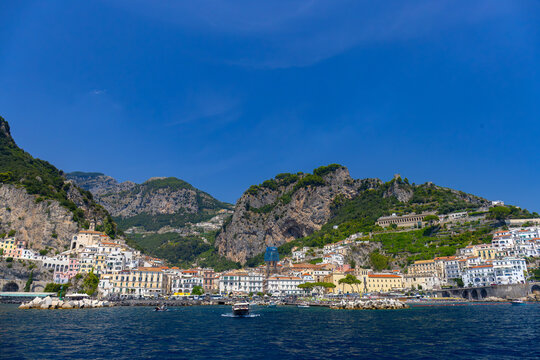 Malowniczy krajobraz nadmorski przedstawiający słynny kurort Amalfi na Wybrzeżu Amalfi, region Kampania, Włochy