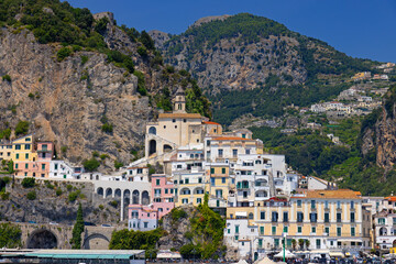 Malowniczy krajobraz nadmorski przedstawiający słynny kurort Amalfi na Wybrzeżu Amalfi, region Kampania, Włochy © Grzegorz