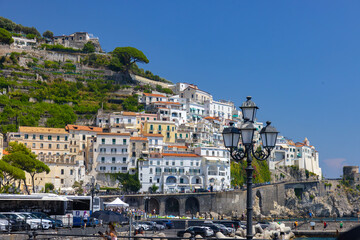 Malowniczy krajobraz nadmorski przedstawiający słynny kurort Amalfi na Wybrzeżu Amalfi, region Kampania, Włochy © Grzegorz