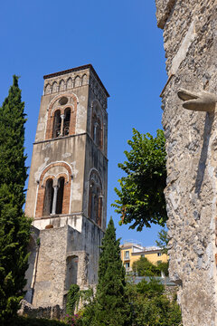 Pionowy kadr przedstawiający średniowieczną dzwonnicę Annunziata (Torre dell'Annunziata) przy słynnej rezydencji Villa Rufolo w Ravello na Wybrzeżu Amalfi, region Kampania, Włochy