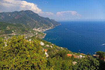 Malowniczy widok z lotu ptaka na słynne Wybrzeże Amalfi (Costiera Amalfitana), wykonany z górskiego miasteczka Ravello, region Kampania, Włochy © Grzegorz