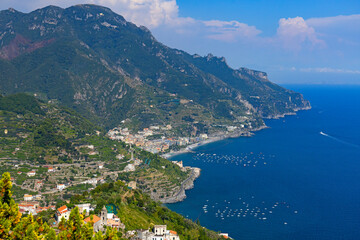 Malowniczy widok z lotu ptaka na słynne Wybrzeże Amalfi (Costiera Amalfitana), wykonany z górskiego miasteczka Ravello, region Kampania, Włochy © Grzegorz