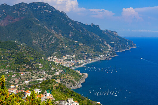Malowniczy widok z lotu ptaka na słynne Wybrzeże Amalfi (Costiera Amalfitana), wykonany z g&oacute;rskiego miasteczka Ravello, region Kampania, Włochy