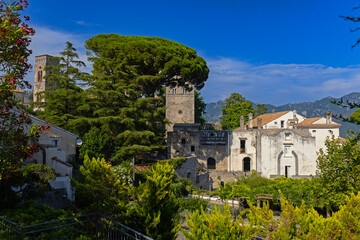 Fototapeta premium Malowniczy widok na słynny kompleks historyczny Villa Rufolo w górskim miasteczku Ravello na Wybrzeżu Amalfi, region Kampania, Włochy