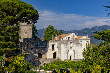 Malowniczy widok na słynny kompleks historyczny Villa Rufolo w górskim miasteczku Ravello na Wybrzeżu Amalfi, region Kampania, Włochy © Grzegorz