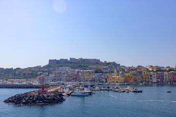 Widok z morza na port Marina di Corricella i Terra Murata na wyspie Procida, Włochy. © Grzegorz