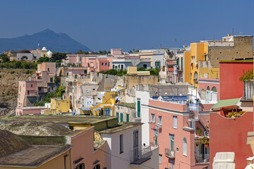 Kolorowa pastelowa architektura na wyspie Procida z widokiem na Ischię, Włochy. © Grzegorz