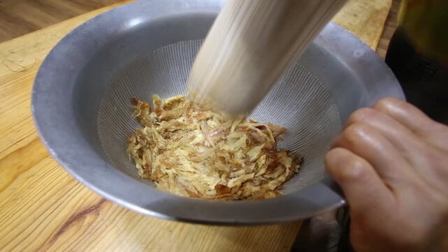 Korea dried fish gulbi shredded dried yellow croaker pounding pestle bowl kitchen food preparation Korea 한국 굴비 건어물 보리굴비 찢은굴비 절구 방아 절굿공이 주방 식재료 조리과정 한식 전통음식