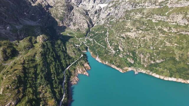 Lac d'Emosson turquoise et versants rocheux vus du ciel, Valais