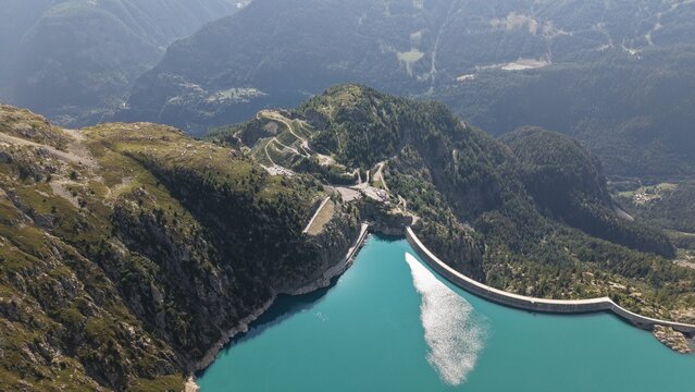 Barrage d'Emosson entre forets et falaises, Alpes suisses