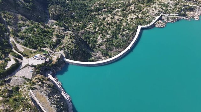 Courbe du barrage voute d'Emosson et eau turquoise vues du ciel