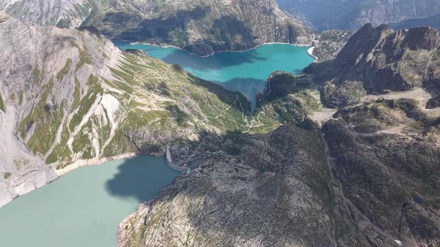 Lac d'Emosson turquoise et son barrage vus du ciel, Alpes suisses, Valais