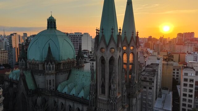 S&eacute; Cathedral, in the historic center of S&atilde;o Paulo, is one of the city&rsquo;s main religious and architectural symbols, standing out for its imposing neo-Gothic architecture beside Pra&ccedil;a da S&eacute; - Brazil