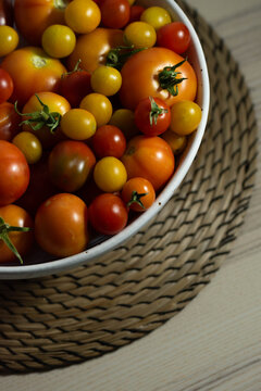 Tomates variados en recipiente blanco